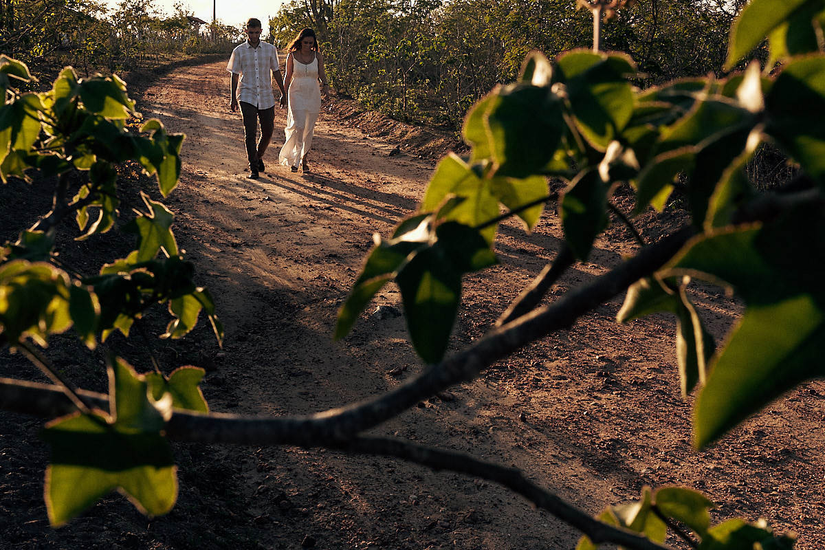 ensaio de Fernanda e Lucas em Catolé de Boa Vista no sitio do sua avó, casal caminhando no chão de terra