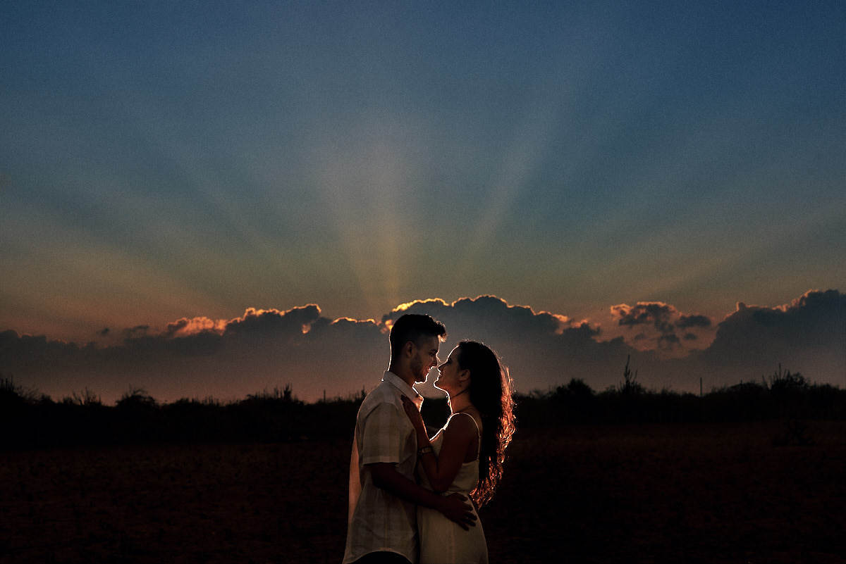ensaio de Fernanda e Lucas em Catolé de Boa Vista no sitio do sua avó, sol se pondo, casal namorando