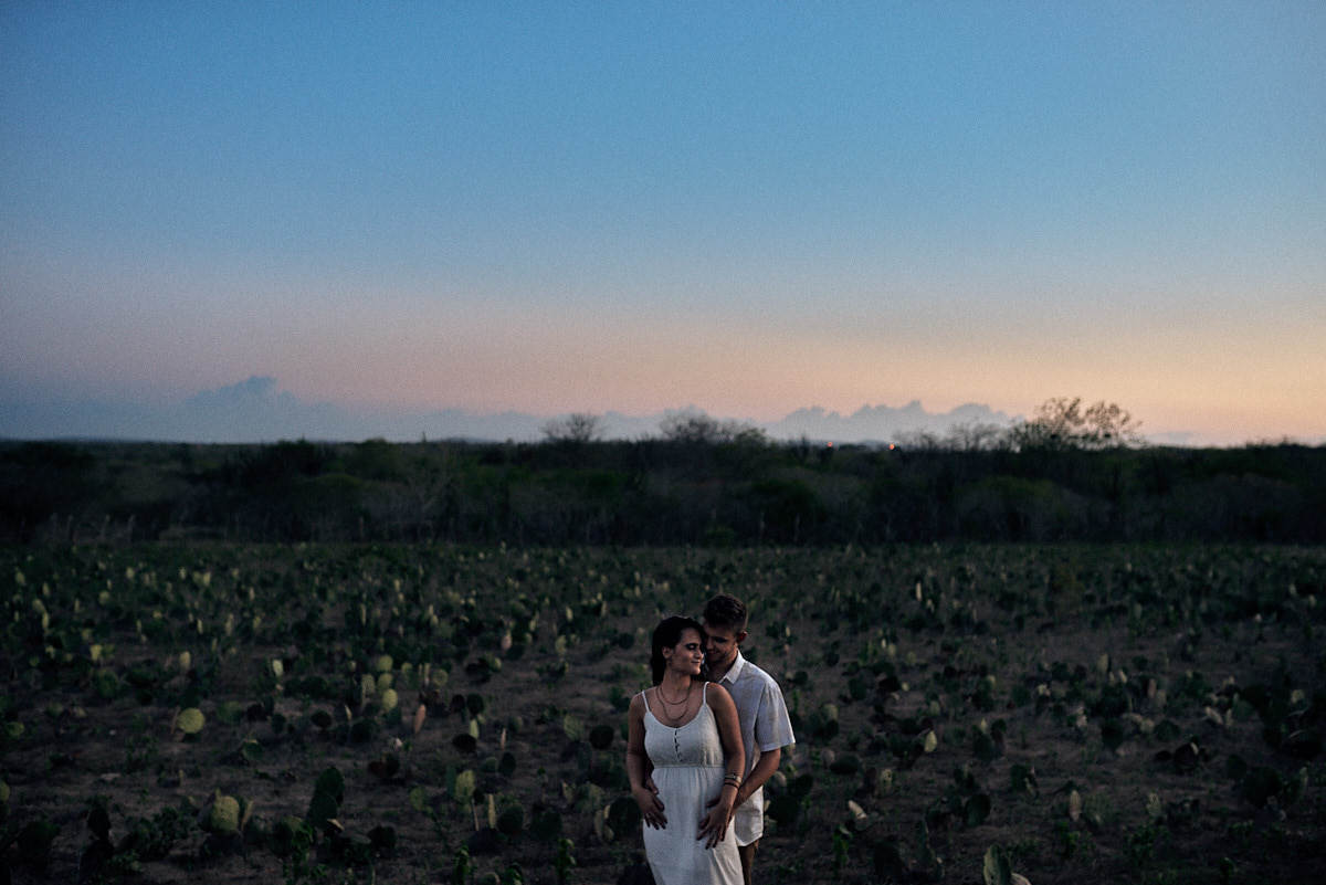 ensaio de Fernanda e Lucas em Catolé de Boa Vista no sitio do sua avó, fim de tarde, namorando, plantação de palma