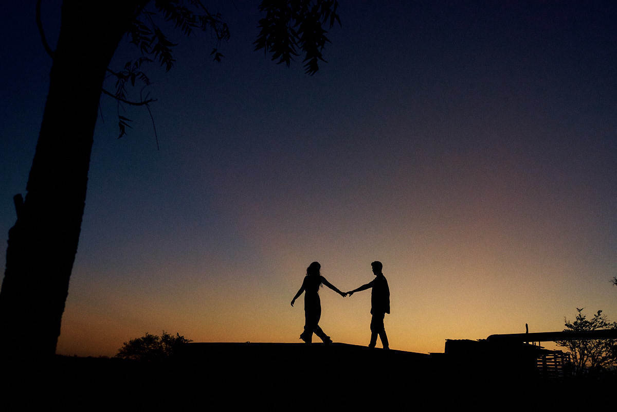 ensaio de Fernanda e Lucas em Catolé de Boa Vista no sitio do sua avó, caminhando na silhueta, fim de tarde, por do sol