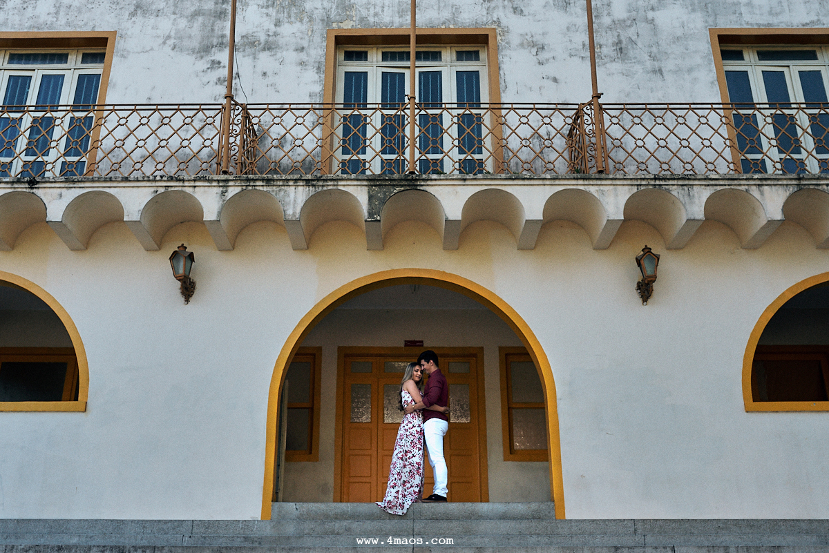 ensaio de rawanny e diogo no estadual da prata local onde eles se conheceram, por 4Mãos Fotografias, casal namorando em frente a entrada do colégio