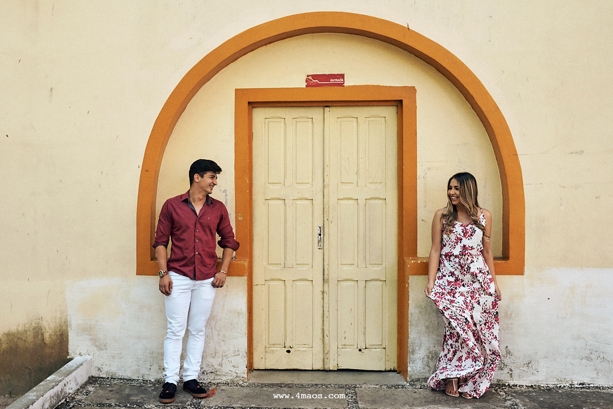 ensaio de rawanny e diogo no estadual da prata local onde eles se conheceram, por 4Mãos Fotografias, casal ao lado de uma porta