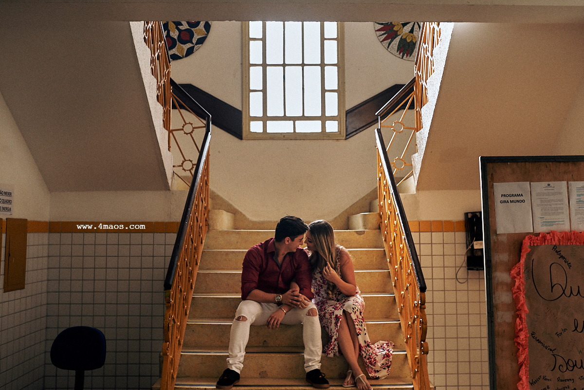 ensaio de rawanny e diogo no estadual da prata local onde eles se conheceram, por 4Mãos Fotografias, casal sentado namorando na escadaria do colégio