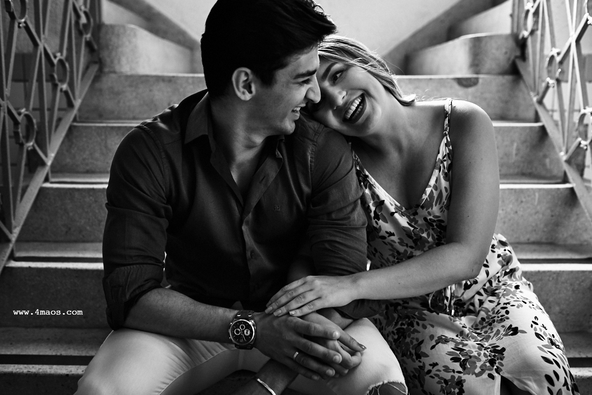 ensaio de rawanny e diogo no estadual da prata local onde eles se conheceram, por 4Mãos Fotografias, casal namorando na escadaria do colégio, foto em preto e branco