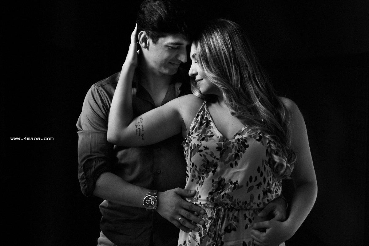 ensaio de rawanny e diogo no estadual da prata local onde eles se conheceram, por 4Mãos Fotografias, casal namorando, luz de janela, foto em preto e branco