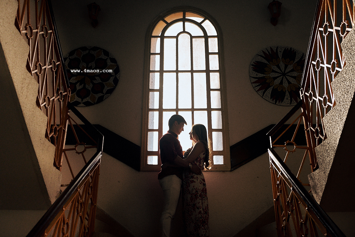 ensaio de rawanny e diogo no estadual da prata local onde eles se conheceram, por 4Mãos Fotografias, casal se olhando em frente a escadaria do colégio