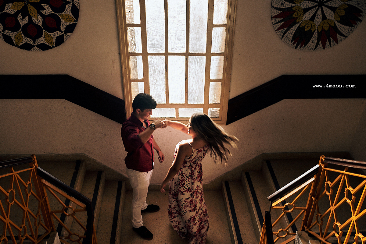 ensaio de rawanny e diogo no estadual da prata local onde eles se conheceram, por 4Mãos Fotografias, casal dançando na escadaria