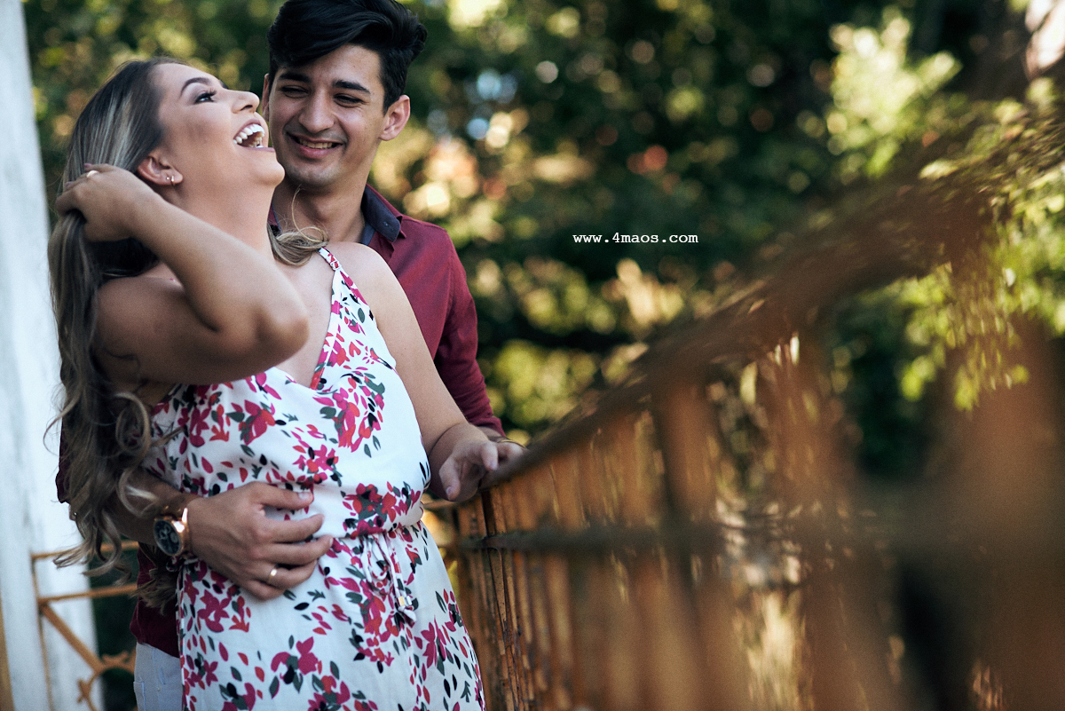 ensaio de rawanny e diogo no estadual da prata local onde eles se conheceram, por 4Mãos Fotografias, casal sorrindo na sacada do colégio