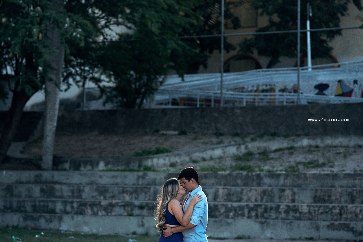 ensaio de rawanny e diogo no estadual da prata local onde eles se conheceram, por 4Mãos Fotografias, na quadra da escola
