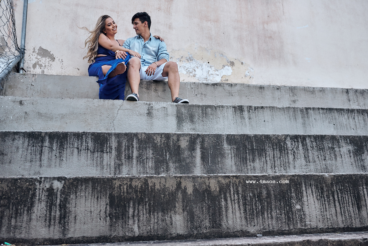 ensaio de rawanny e diogo no estadual da prata local onde eles se conheceram, por 4Mãos Fotografias, na quadra da escola