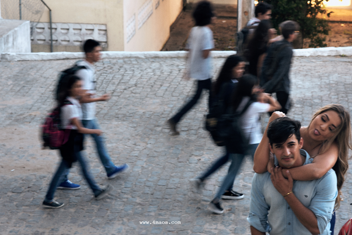 ensaio de rawanny e diogo no estadual da prata local onde eles se conheceram, por 4Mãos Fotografias, casal brincando enquanto os alunos saem