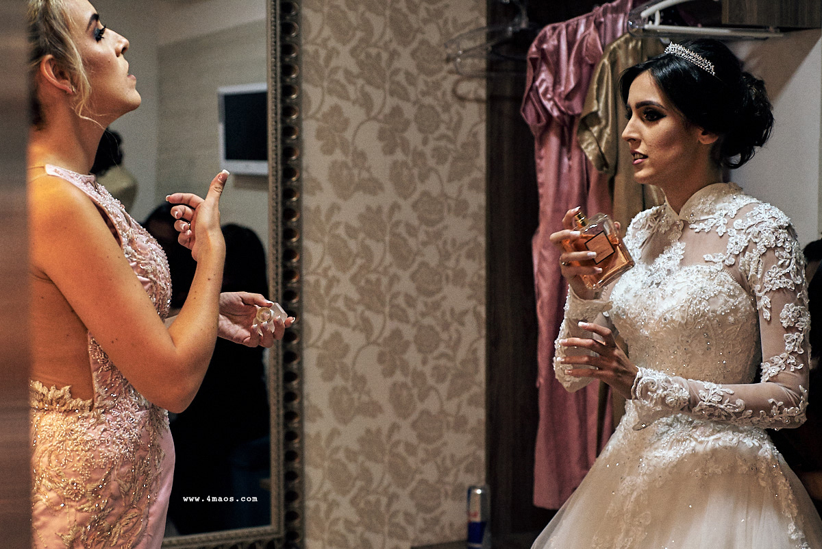 casamento Tainá e Klayton, making of da noiva, colocando o perfume 