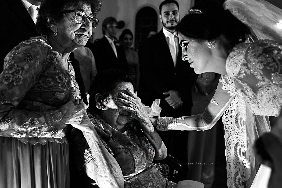 casamento Tainá e Klayton, avó de tainá entrando com aliança na cadeira de rodas