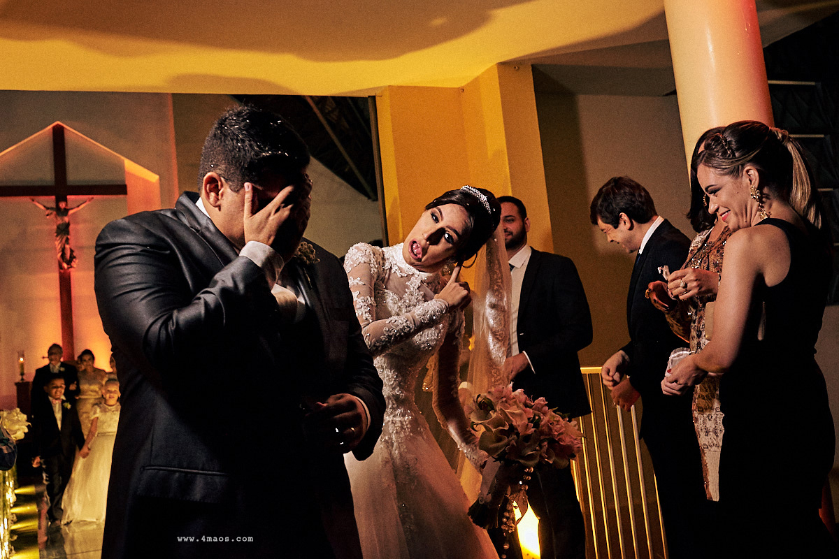 casamento Tainá e Klayton, noiva limpando o ouvido que caiu arroz