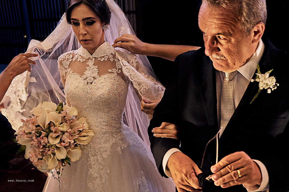 casamento Tainá e Klayton, noiva na porta da igreja limpando o dente, cerimonial arrumando o vestido, pai da noiva limpando o óculos