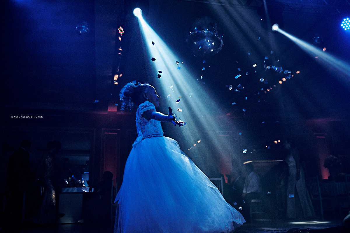 casamento Tainá e Klayton, daminha jogando papel picando pra cima na pista de dança