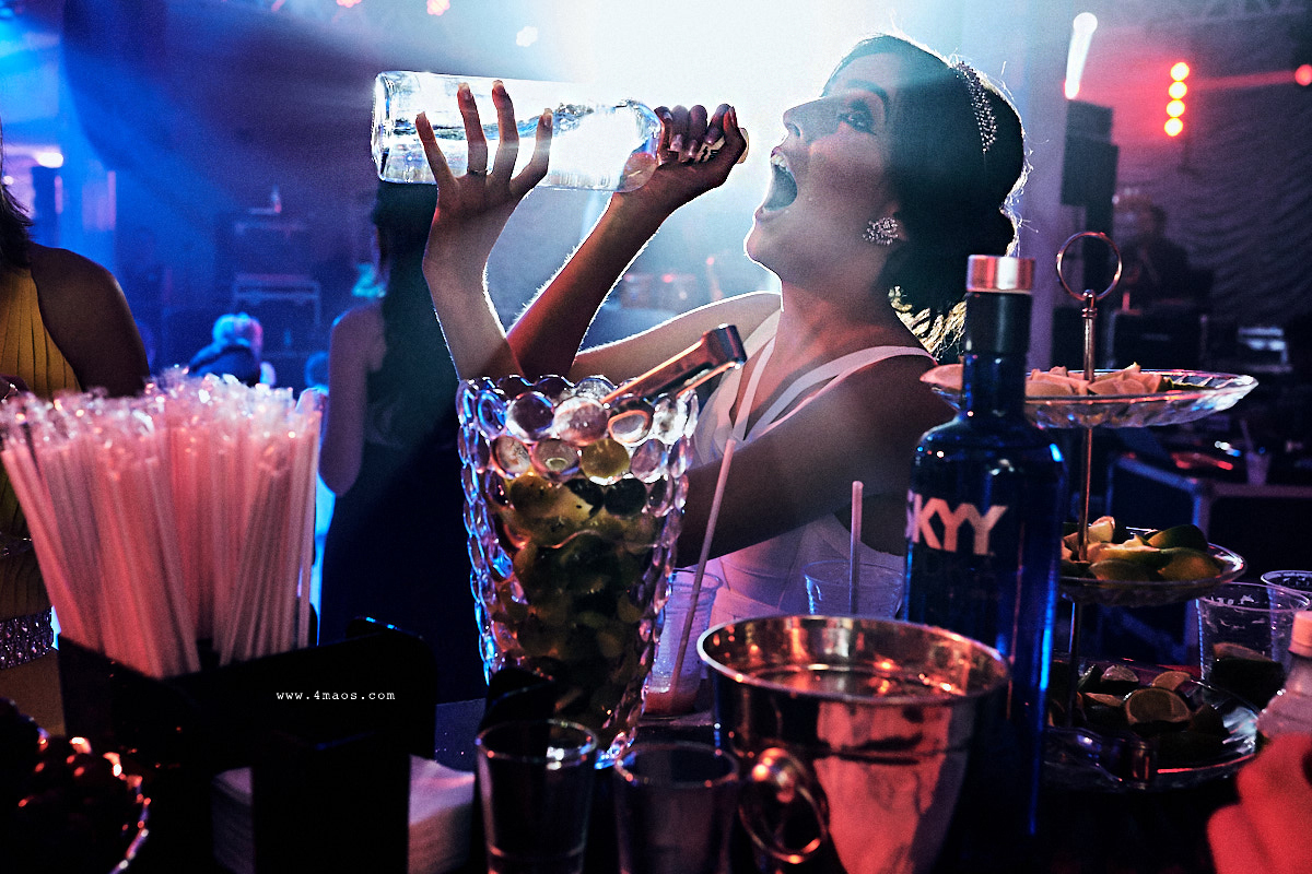 casamento Tainá e Klayton, noiva bebendo vodca na boca da garrafa