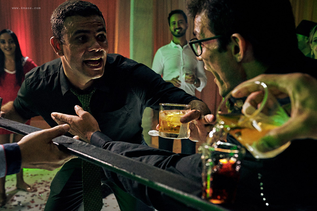 casamento Tainá e Klayton, convidados bebendo tequila e misturando com whisly