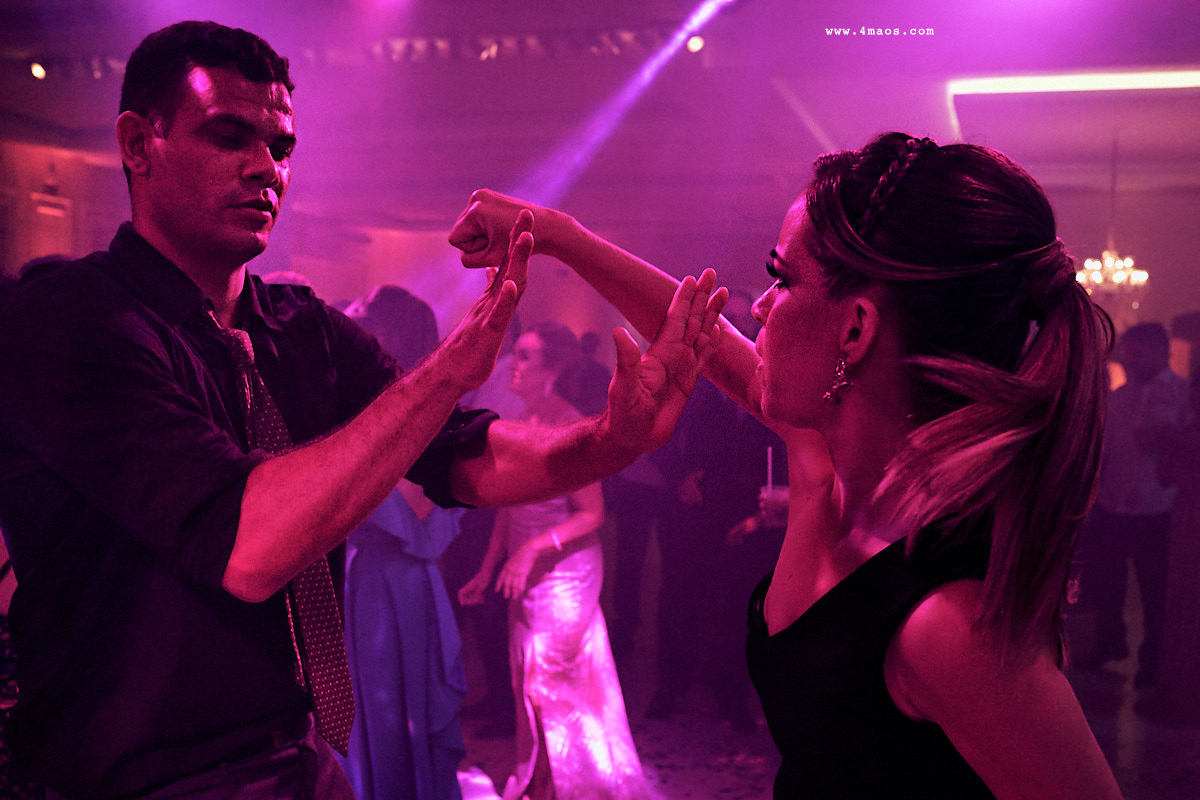 casamento Tainá e Klayton, convidada batendo em outro convidado