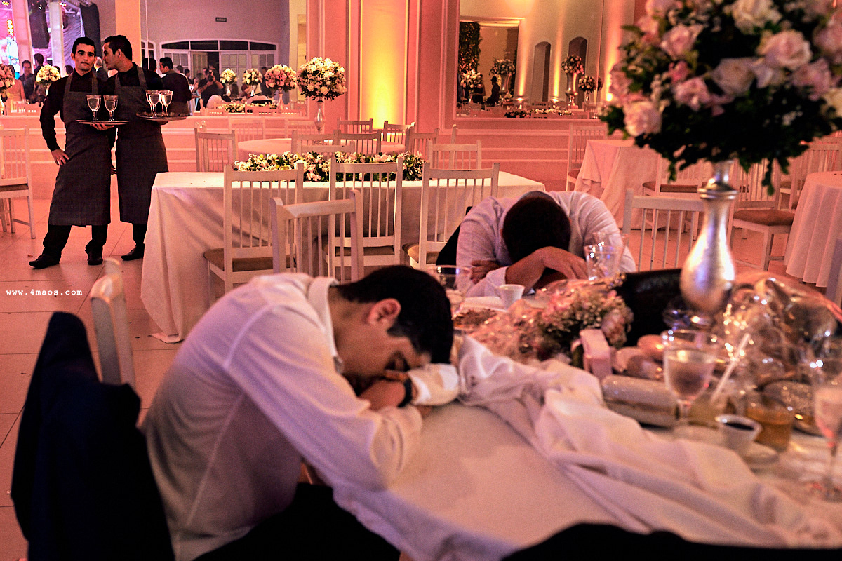 casamento Tainá e Klayton, convidados bêbados e garçons ao fundo conversando