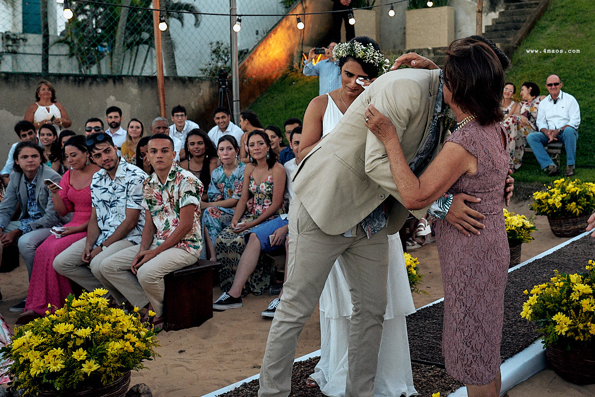 casamento na praia Búzios - RN por 4Mãos Fotografias, avó do noivo cumprimentando, noiva chorando