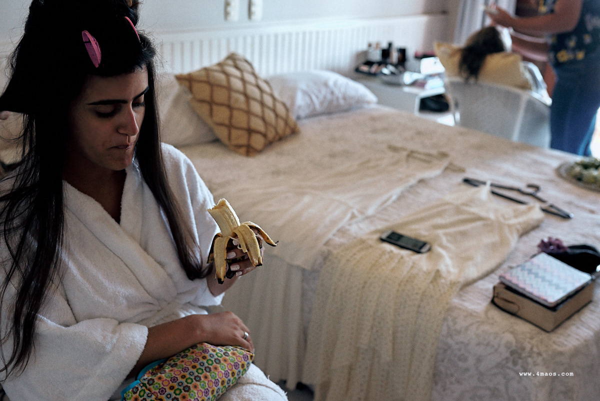 casamento na praia Búzios - RN por 4Mãos Fotografias, making of da noiva, comendo banana