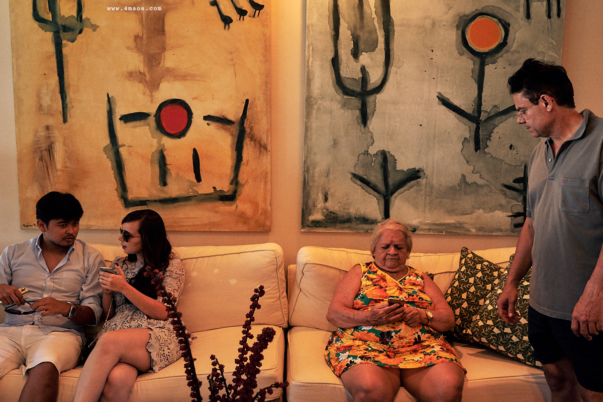 casamento na praia Búzios - RN por 4Mãos Fotografias, making of avó da noiva sentada olhando celular