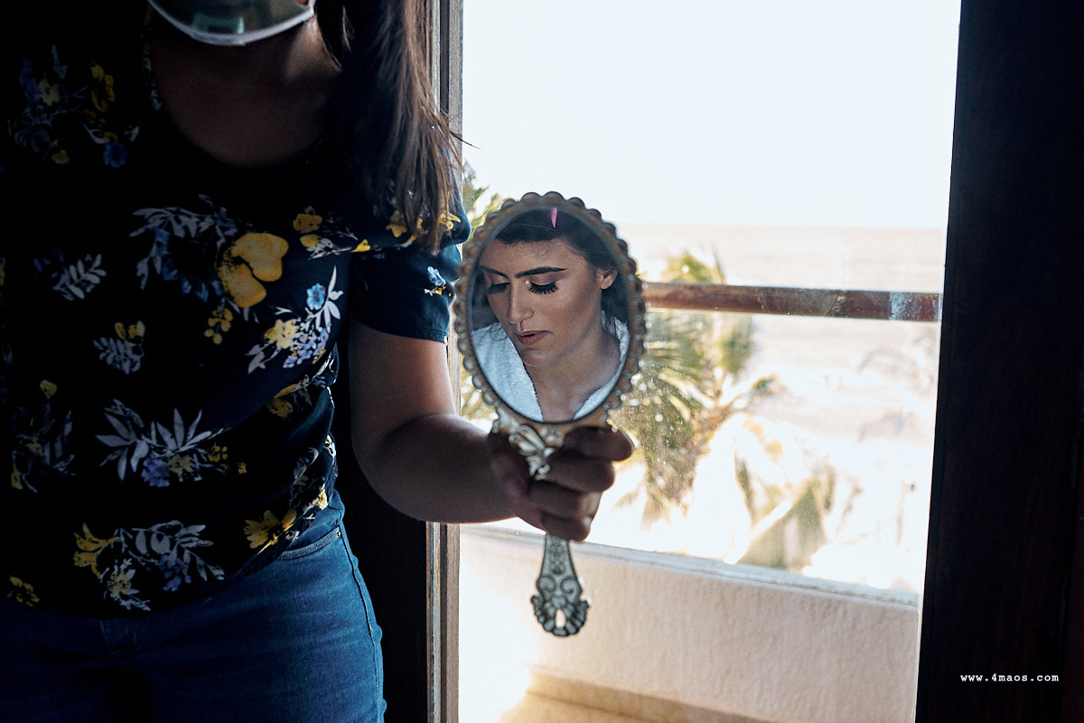 casamento na praia Búzios - RN por 4Mãos Fotografias, making of da noiva, olhando no espelho