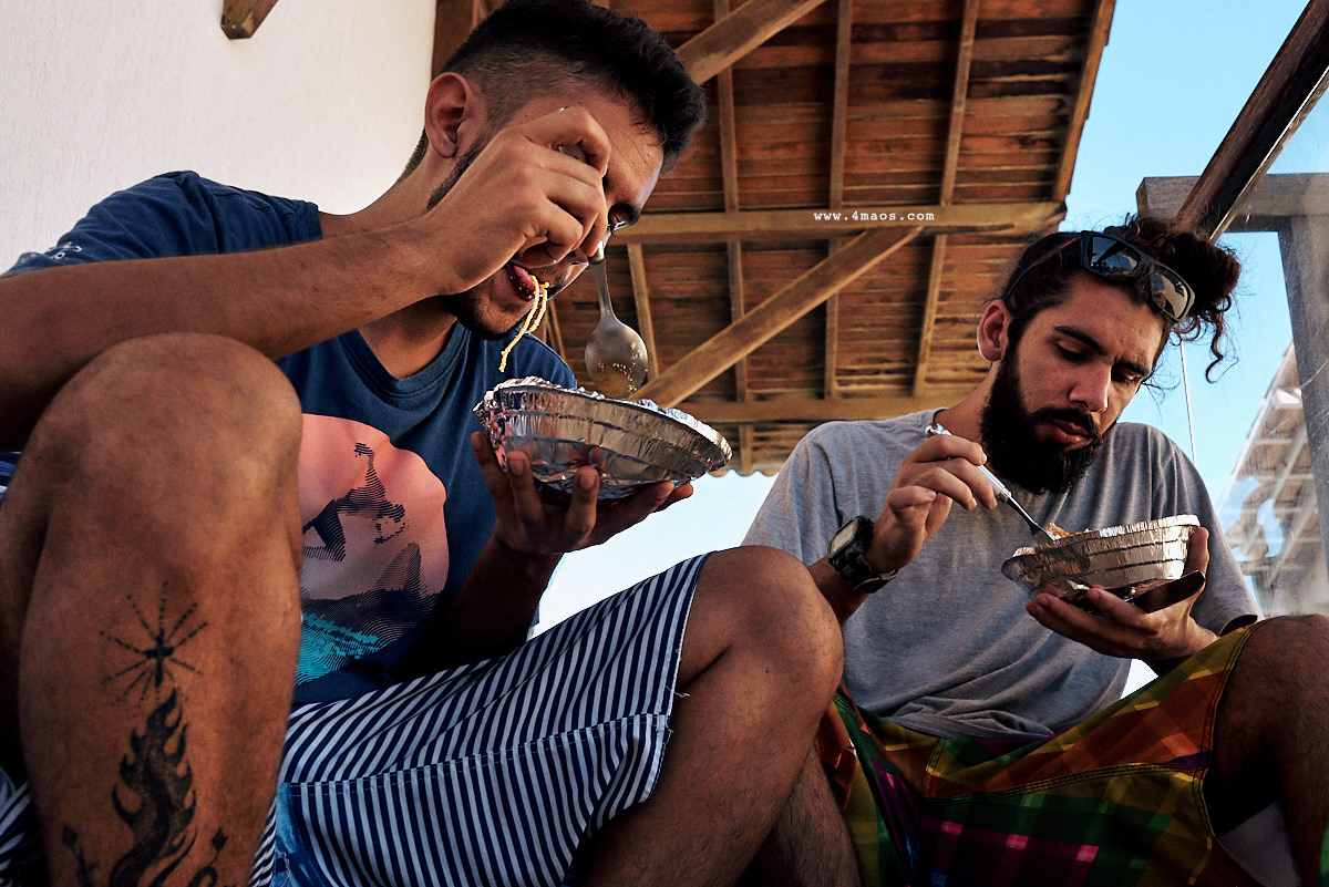 casamento na praia Búzios - RN por 4Mãos Fotografias, making of do noivo, noivo e amigo almoçando em marmitex