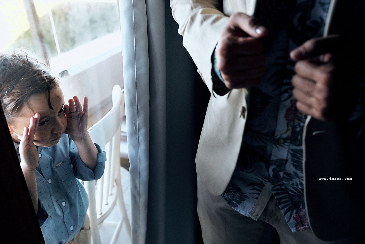 casamento na praia Búzios - RN por 4Mãos Fotografias, sobrinho do noivo olhando ele se trocar