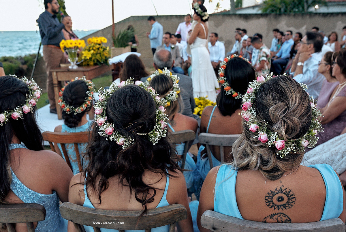 casamento na praia Búzios - RN por 4Mãos Fotografias, convidados assistindo cerimonia, madrinha com Tattoo do sol