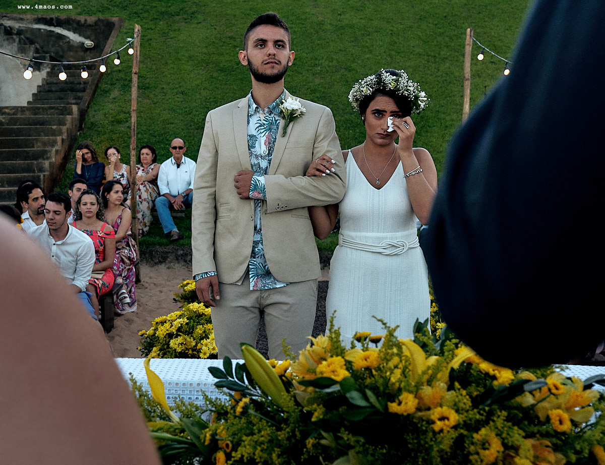 casamento na praia Búzios - RN por 4Mãos Fotografias, cerimonia acontecendo, noiva chorando