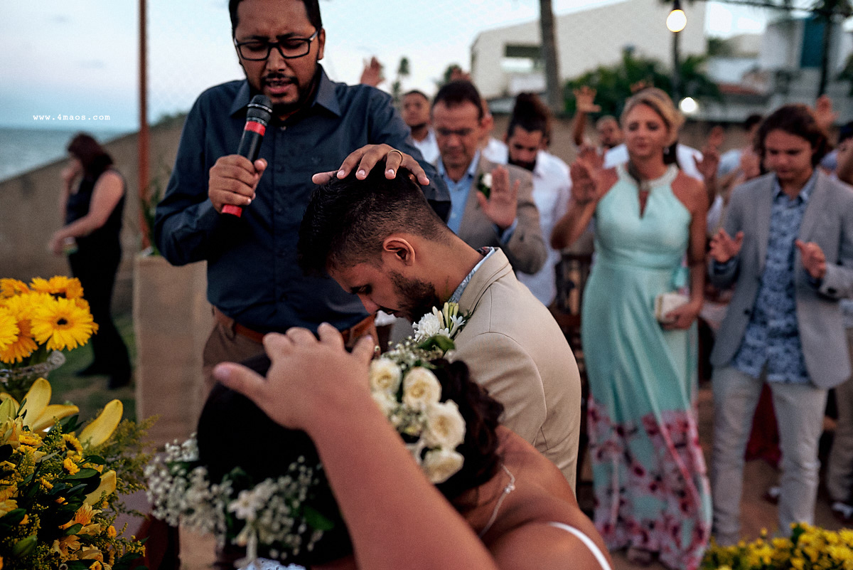 casamento na praia Búzios - RN por 4Mãos Fotografias, noivos sendo abençoados