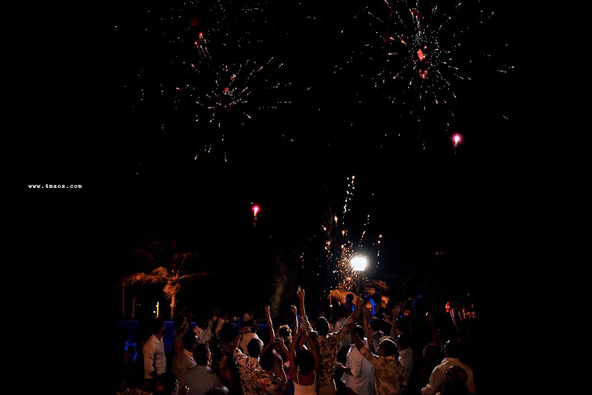 casamento na praia Búzios - RN por 4Mãos Fotografias, fogos na festa