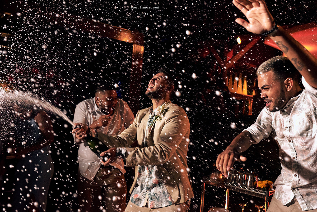 casamento na praia Búzios - RN por 4Mãos Fotografias, festa rolando. noivo estourando espumante