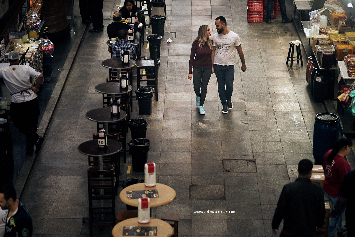 ensaio de Laryssa e Carlos por 4Mãos Fotografias no Mercado Central de São Paulo onde o casal se conheceu