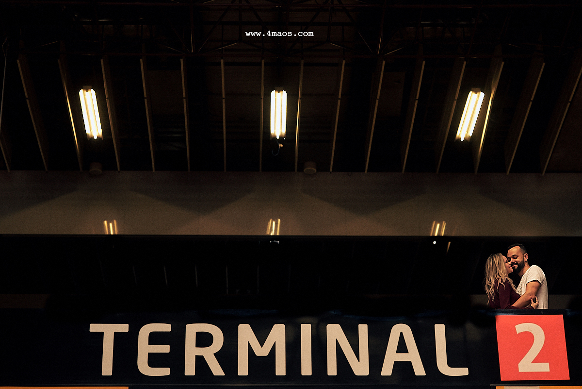 ensaio de Laryssa e Carlos por 4Mãos Fotografias no Mercado Central de São Paulo onde o casal passou muito tempo se encontrando