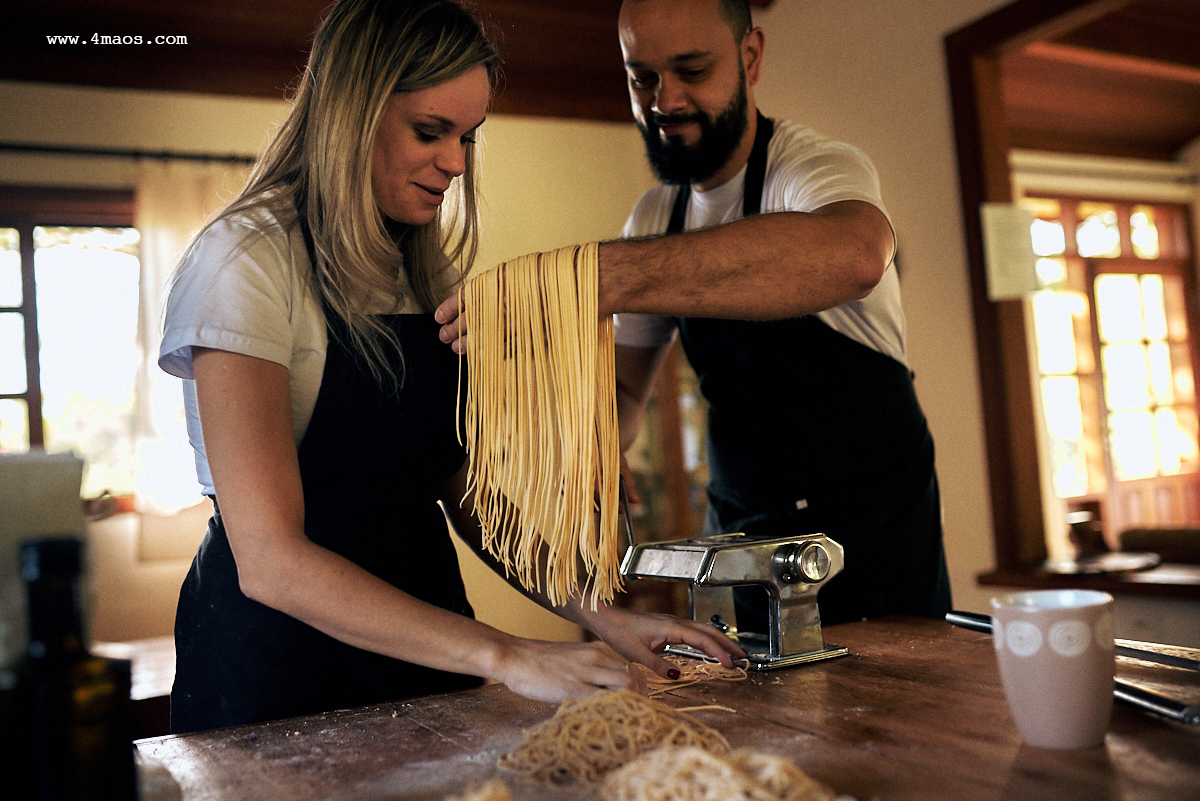 ensaio de Laryssa e Carlos por 4Mãos Fotografias no Mercado Central de São Paulo onde o casal passou muito tempo se encontrando, em Minas gerais onde o casal gosta de passar seu tempo. Eles amam cozinhar