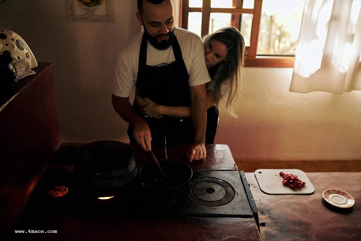 ensaio de Laryssa e Carlos por 4Mãos Fotografias no Mercado Central de São Paulo onde o casal passou muito tempo se encontrando, em Minas gerais onde o casal gosta de passar seu tempo. Eles amam cozinhar