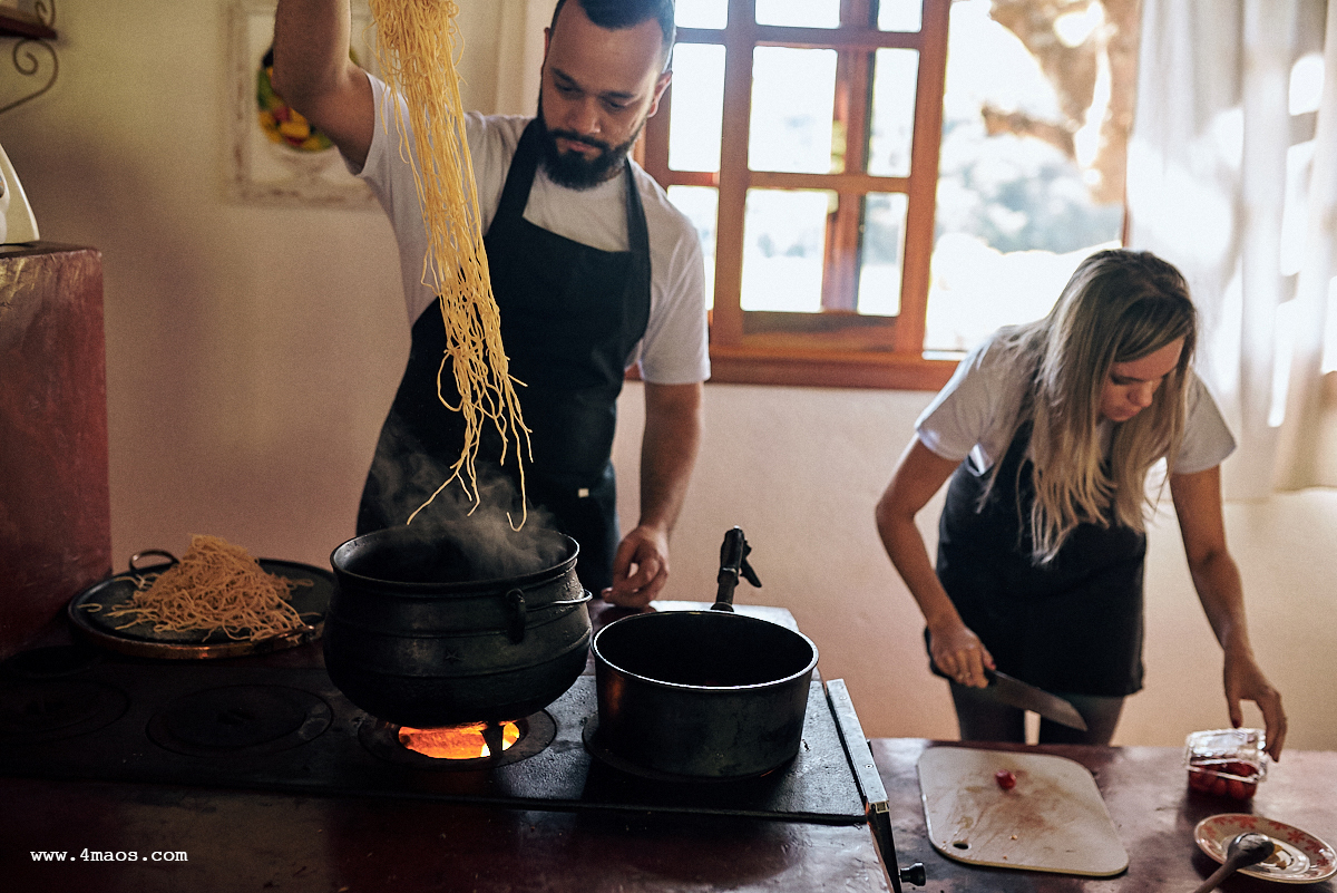 ensaio de Laryssa e Carlos por 4Mãos Fotografias no Mercado Central de São Paulo onde o casal passou muito tempo se encontrando, em Minas gerais onde o casal gosta de passar seu tempo. Eles amam cozinhar