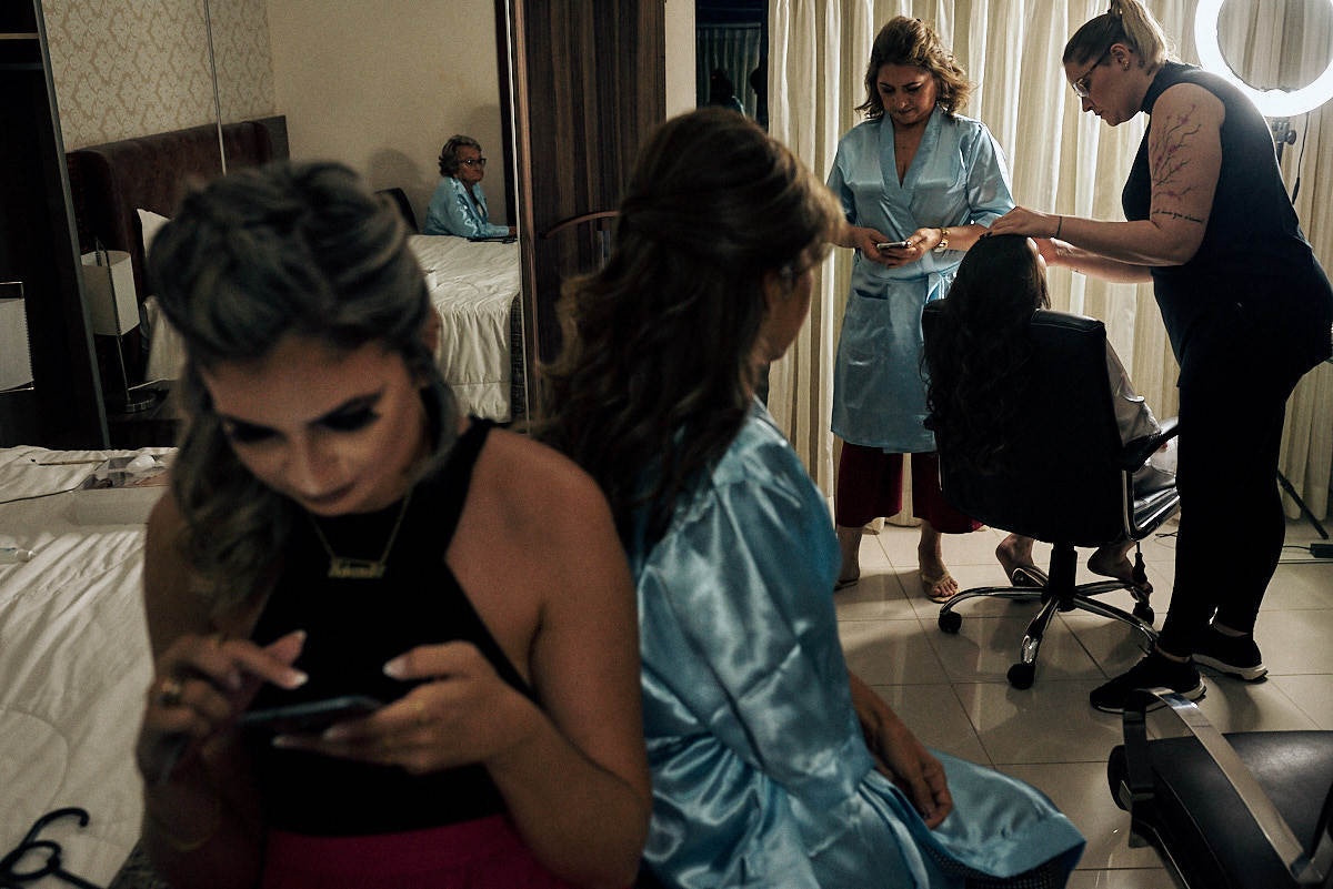 casamento de Jessica e Ewerthon por 4Mãos Fotografias making of da noiva com familia