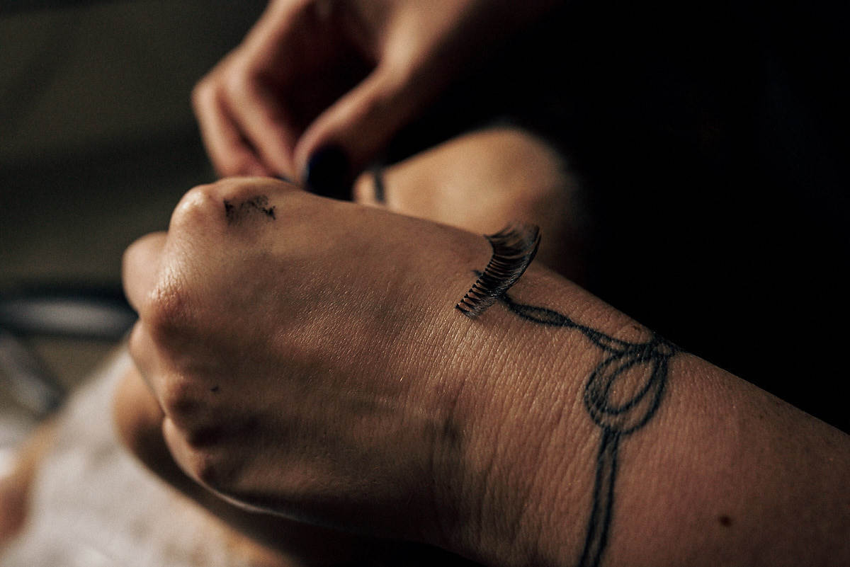 casamento de Jessica e Ewerthon por 4Mãos Fotografias making of da noiva, cilia na mão da maquiadora