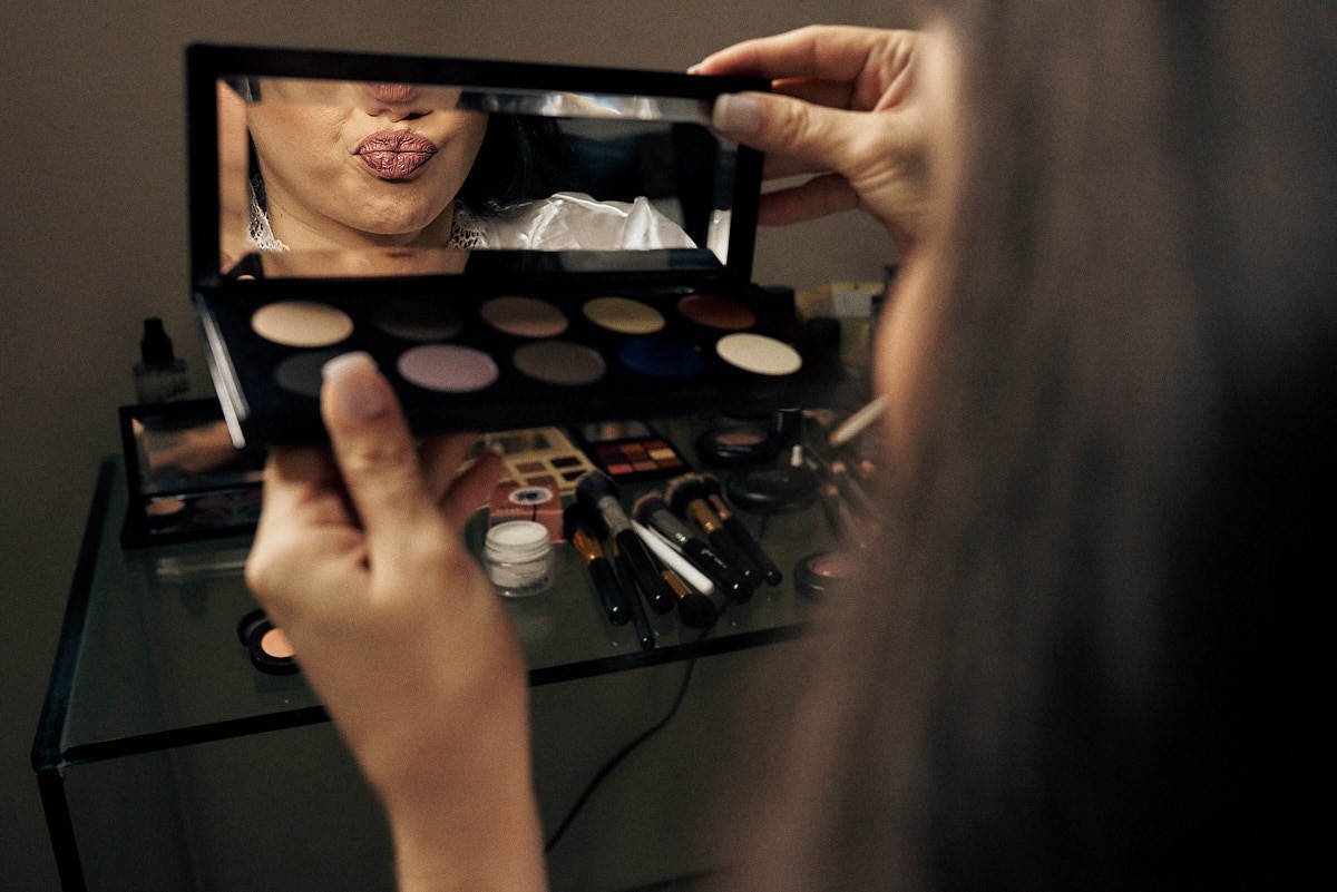 casamento de Jessica e Ewerthon por 4Mãos Fotografias making da noiva se olhando no espelho