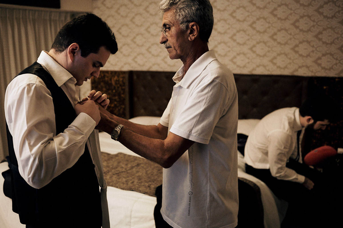 casamento de Jessica e Ewerthon por 4Mãos Fotografias making of do noivo, pai ajeitando sua gravata