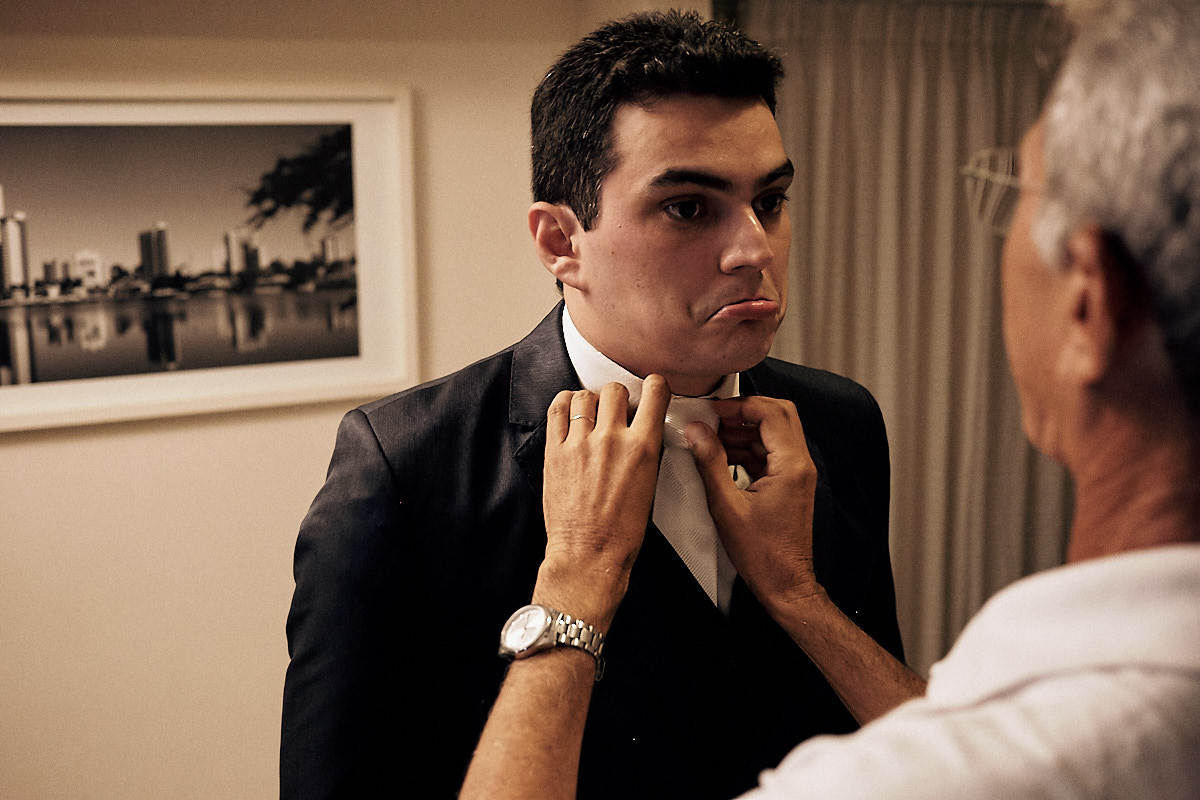 casamento de Jessica e Ewerthon por 4Mãos Fotografias, making of do noivo, pai ajeitando sua gravata