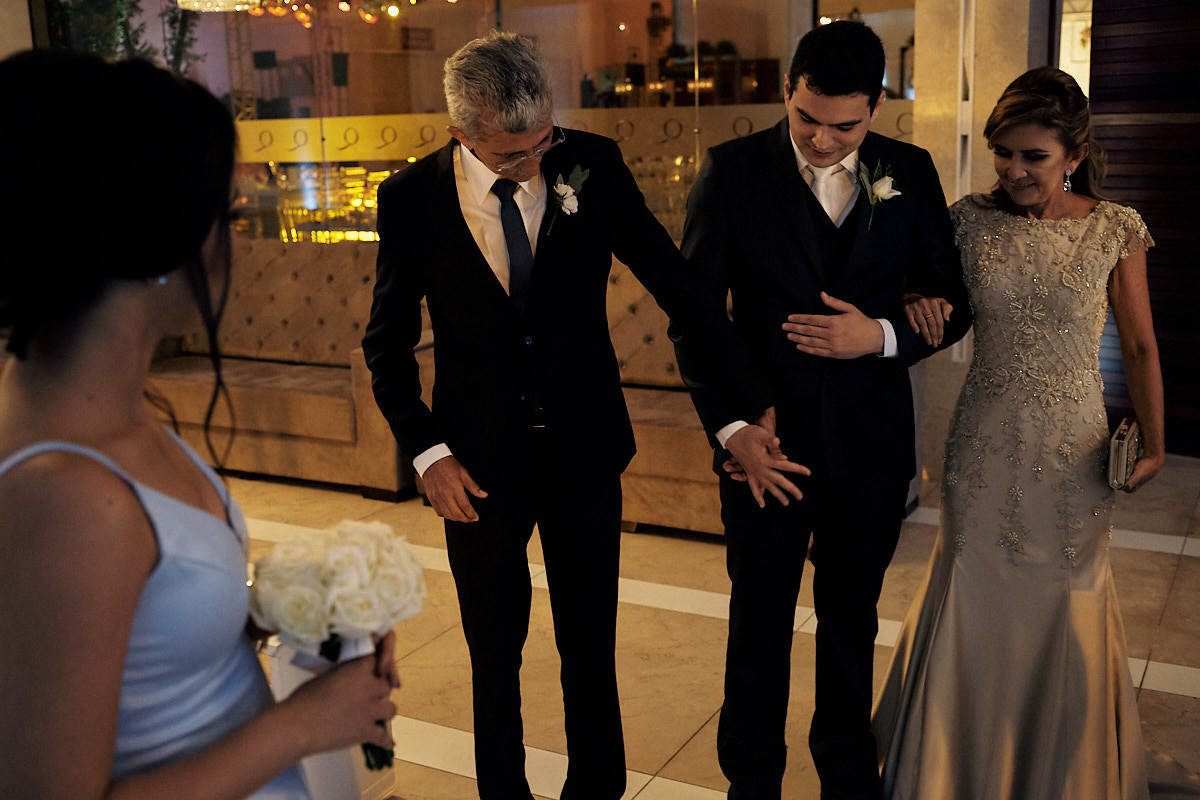 casamento de Jessica e Ewerthon por 4Mãos Fotografias, noivo vai entrar e segura a mão de seu pai