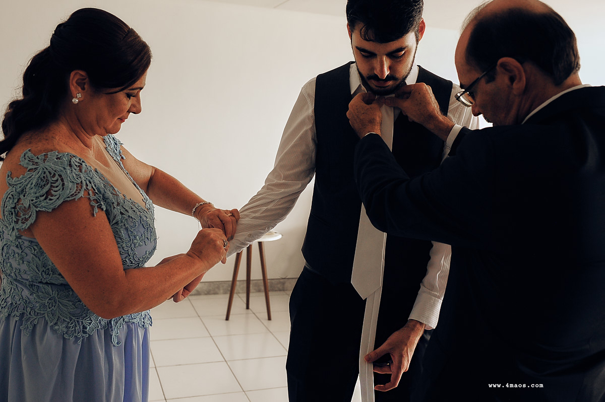 casamento de quezia e acacio por 4Mãos fotografias. making of do noivo na casa dele