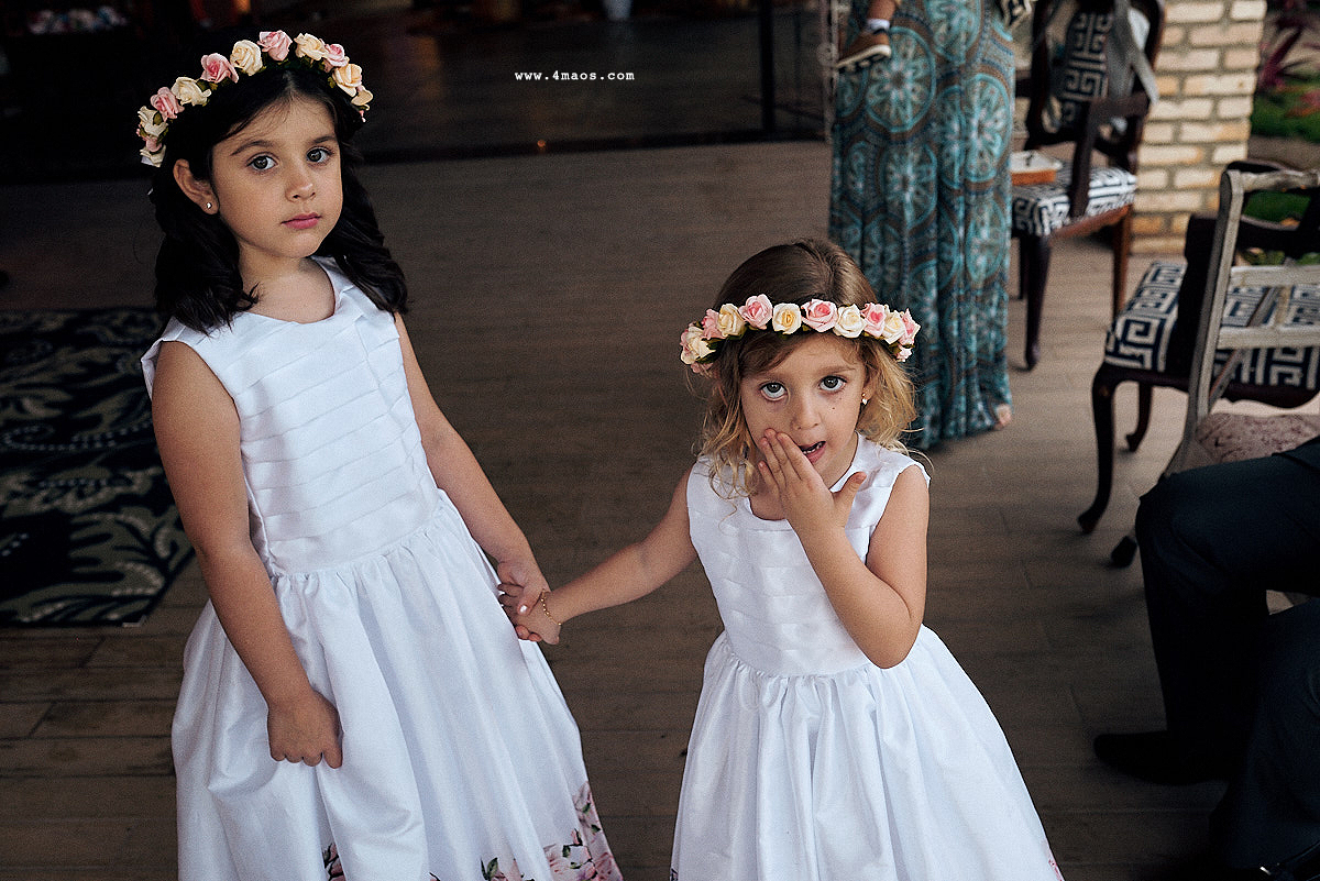 casamento de quezia e acacio por 4Mãos fotografias. daminhas esperando