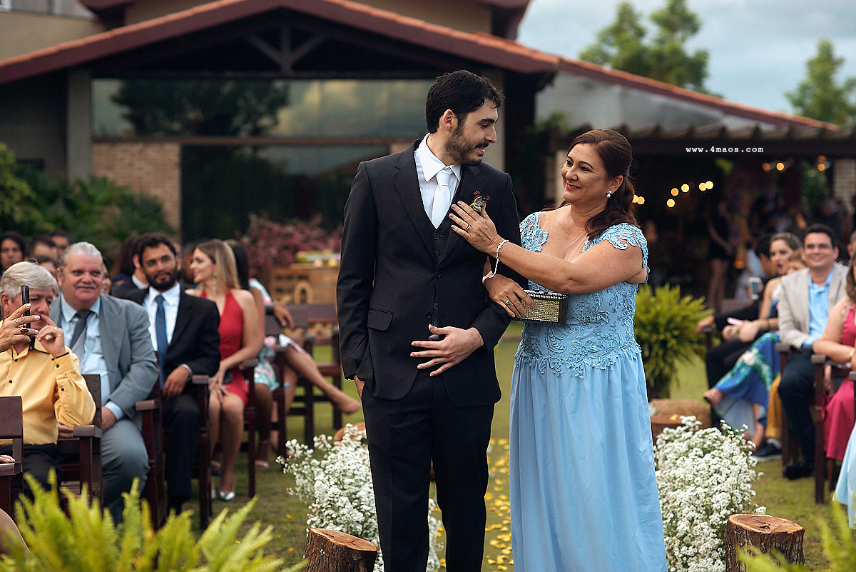 casamento de quezia e acacio por 4Mãos fotografias. entrada do noivo, mãe arrumando o noivo