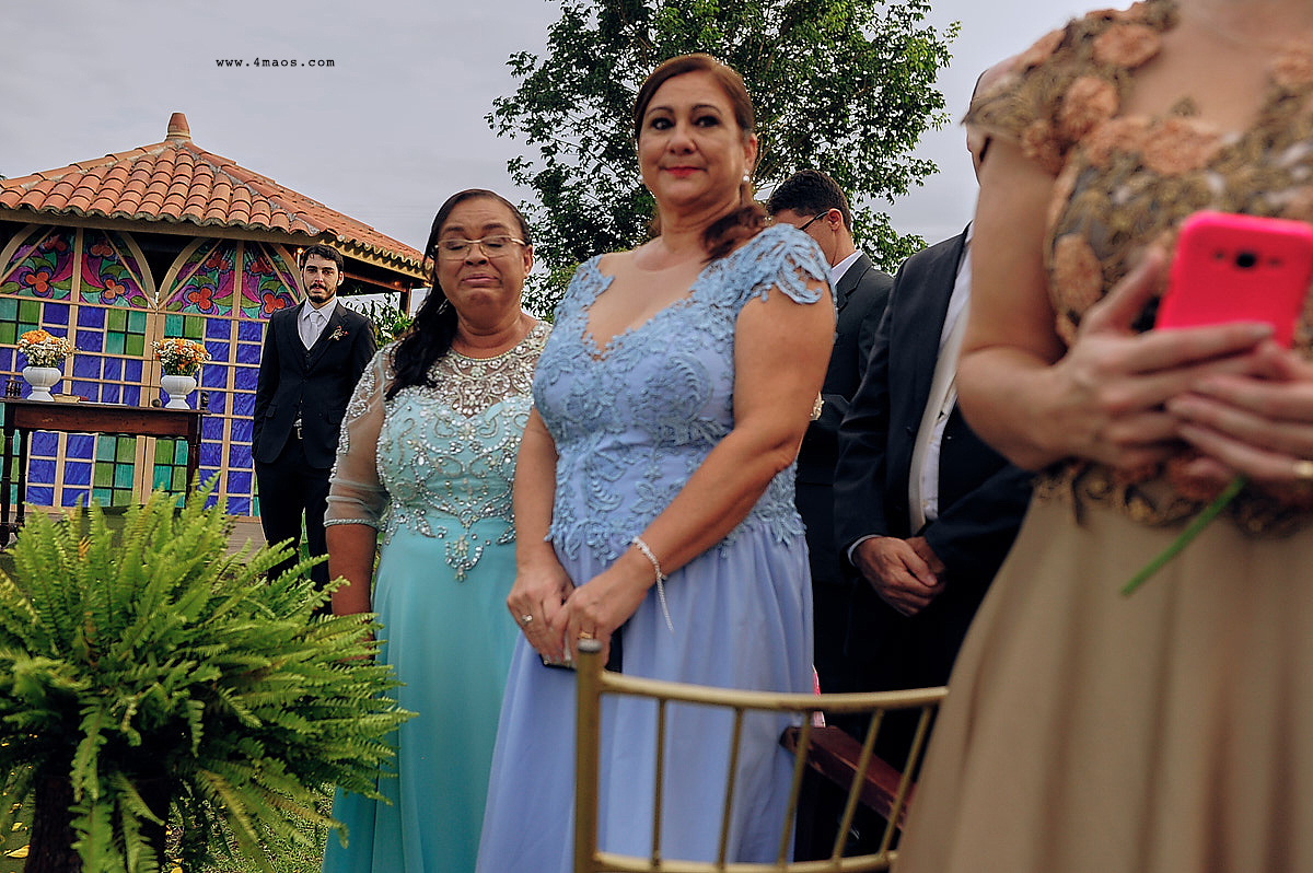 casamento de quezia e acacio por 4Mãos fotografias. maes chorando e  noivo esperando